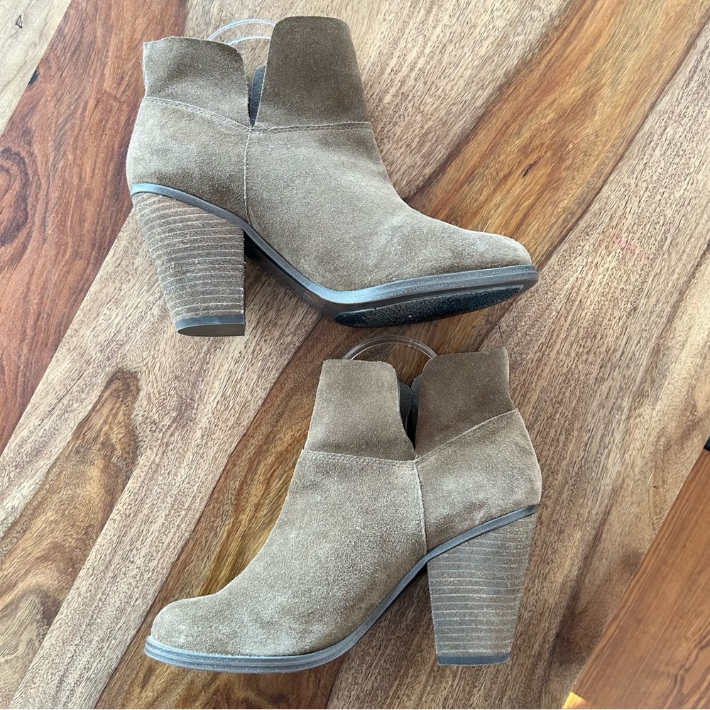 Vince Camuto Helyn suede stack heeled booties